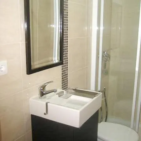 With 3 Bedrooms In With Balcony And Wifi *